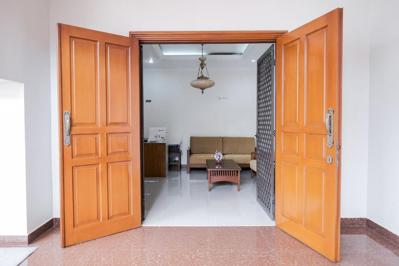 Wisma Delapan Mitra Reddoorz ジャカルタ エクステリア 写真