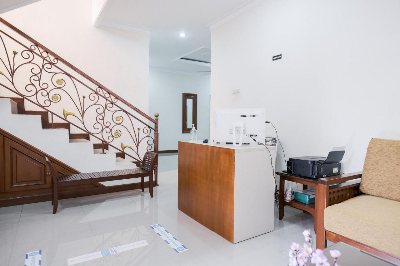Wisma Delapan Mitra Reddoorz ジャカルタ エクステリア 写真