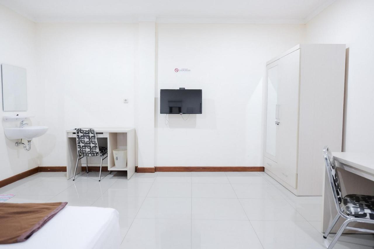 Wisma Delapan Mitra Reddoorz ジャカルタ エクステリア 写真