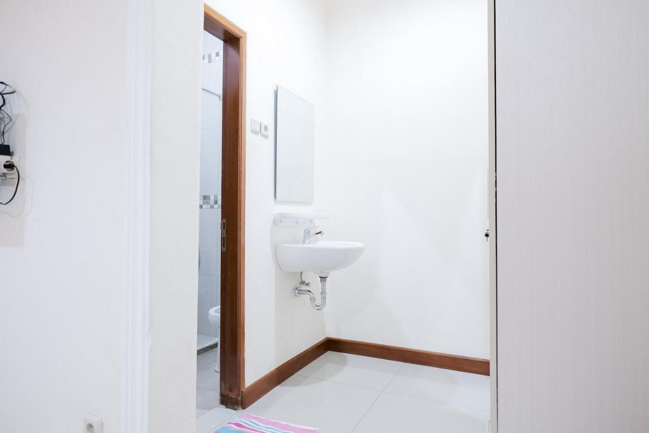 Wisma Delapan Mitra Reddoorz ジャカルタ エクステリア 写真