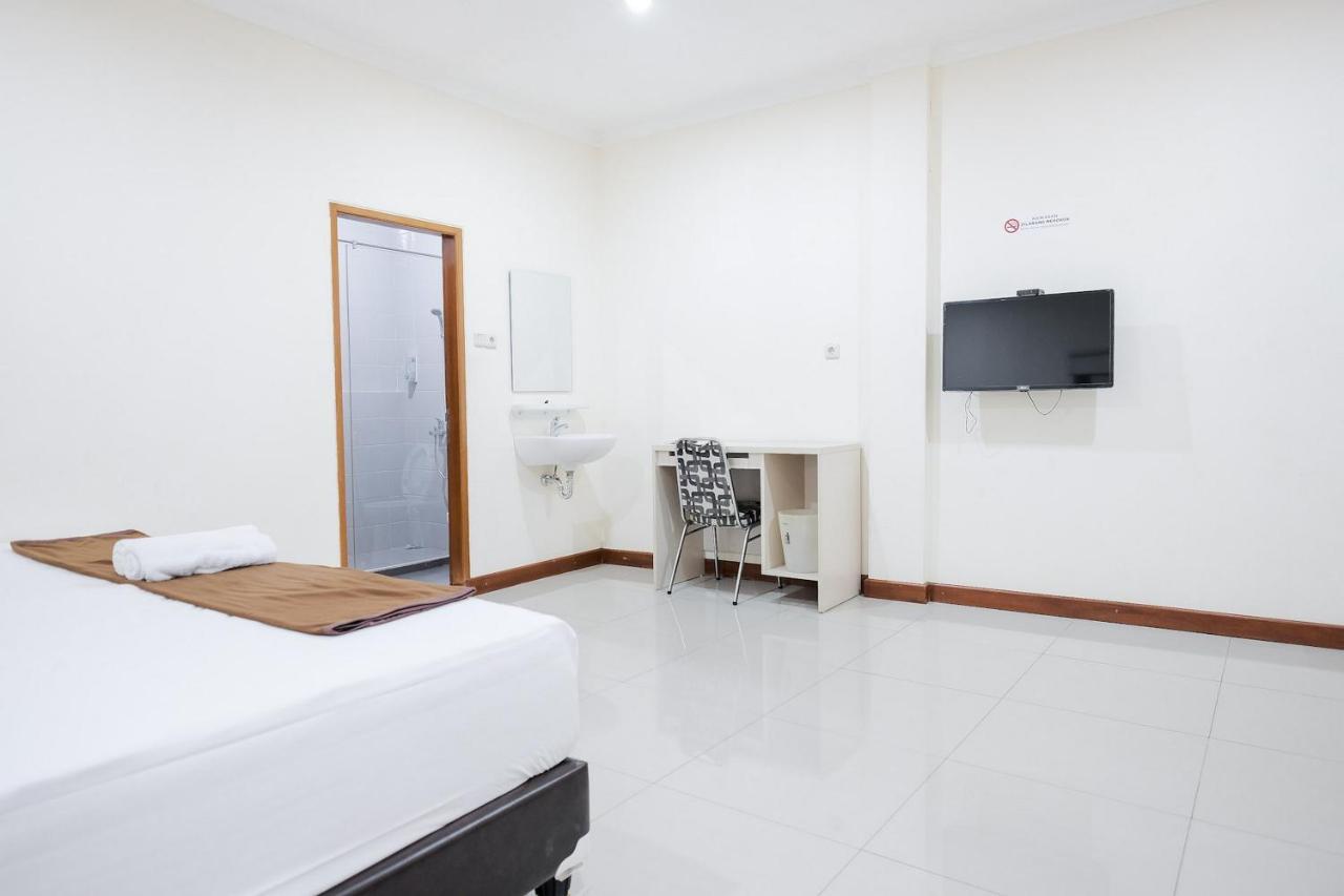 Wisma Delapan Mitra Reddoorz ジャカルタ エクステリア 写真