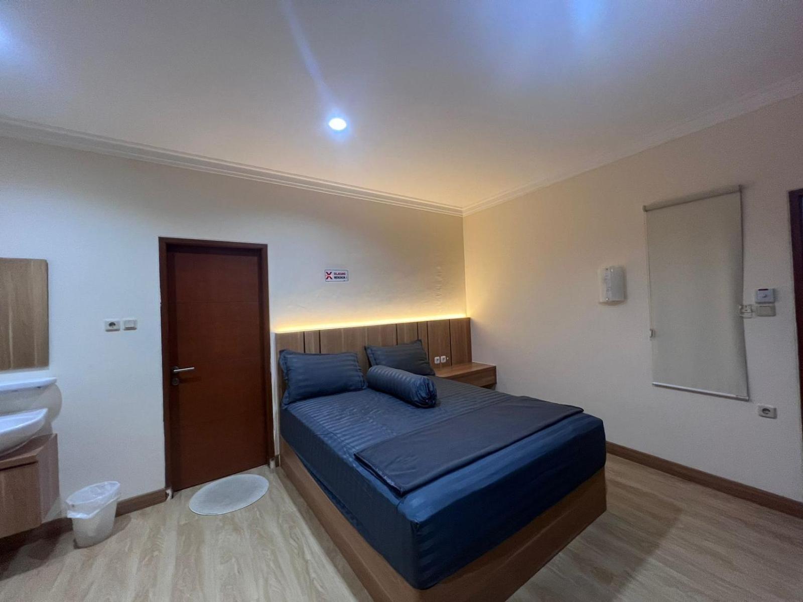 Wisma Delapan Mitra Reddoorz ジャカルタ エクステリア 写真